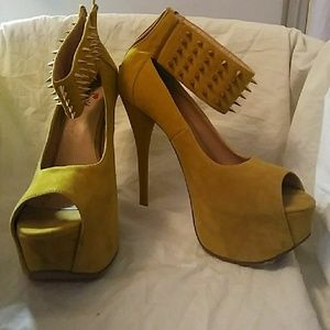 High heel shoes spiked